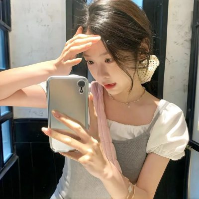 一个唱歌，另一个不唱歌
